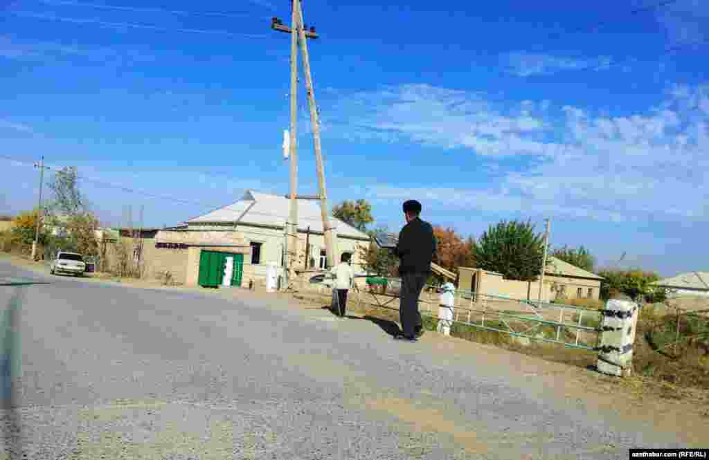 Agtygy atasyna kömek edýär