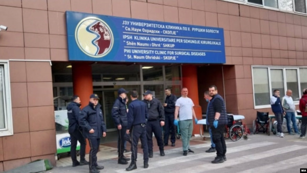 Полиција и граѓани пред Клиниката Св. Наум Охридски 