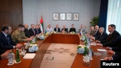 სამმხრივი მოლაპარაკებების მონაწილეები. აბუ-დაბი, 24 იანვარი, 2026.