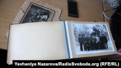 Один з фотоальбомів, переданих історикам для копіювання