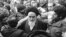 Ayatollah Ruhollah Khomeini, liderul religios exilat al Iranului, ține o conferință de presă pe 25 ianuarie 1979 la Paris. Prin intermediul unui traducător, el spune jurnaliștilor internaționali că amână întoarcerea la Teheran, din cauza închiderii aeroporturilor, la comanda armatei iraniene.