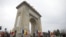 În Capitală, parada militară are loc, în mod tradițional, la Arcul de Triumf.