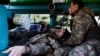 Медики на лінії фронту рятують пораненого українського солдата, фото ілюстративне