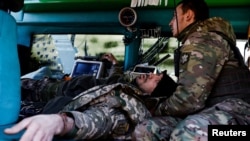 Медики на лінії фронту рятують пораненого українського солдата, фото ілюстративне
