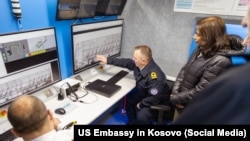 E ngarkuara me punë në Ambasadën amerikane, Anu Prattipati, shikon nga afër se si funksionon skaneri Rapiscan