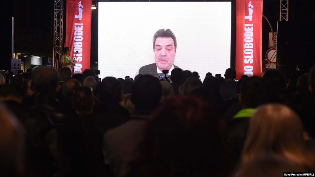 Poduzetnik Duško Knežević tokom obraćanja na protestu 'Do slobode' u aprilu 2019.