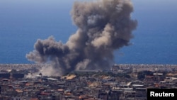 İsrailin hücumundan sonra Beyrut üzərində tüstü qalxır.
