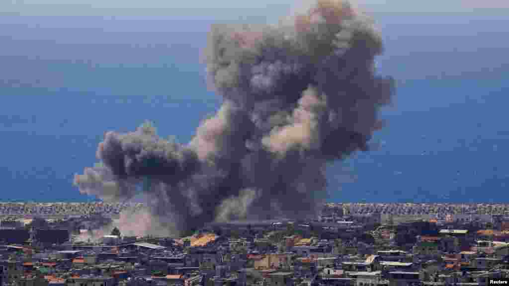 Dim se uzdiže iz južnih predgrađa Bejruta 8. aprila, dok je Izrael izveo svoje najžešće napade u ratu do sada na Liban.