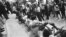 Fekete es fehér amerikaiak összeláncolva a New York-i varosháza előtt térdepelnek 1963. augusztus 23-án, hogy így tiltakozzanak a szegregáció ellen az Egyesült Államok bizonyos államaiban.