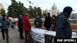 Štand na kojem studenti prikupljaju potpise za raspisivanje vanrednih parlamentarnih izbora, Beograd, 24. januar 2026.
