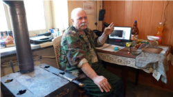 „Poate fi mai rău. Trebuie să fim pregătiți”. Un pensionar din Kiev, trecut prin războaie și Cernobîl, și-a pus sobă în apartament