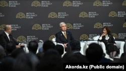 Президент Казахстана Касым-Жомарт Токаев (в центре) на дипломатическом форуме в Анталье, Турция. 17 апреля 2026 года