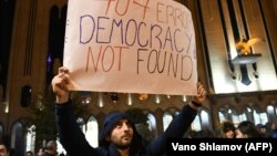 Протестувальники біля будівлі парламенту Грузії, Тбілісі, 14 листопада 2019 року