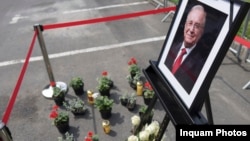 De la ora 13:00 e permis accesul la catafalcul lui Ion Iliescu pentru publicul general, pe la intrarea Leu a Palatului Cotroceni.