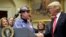 Michael Nelson szénbányász ráz kezet Trump elnökkel 2017. február 17-én egy sajtóeseményen, miután a kormány épp eltörölt egy, a természetes vizek védelméért hozott, de a szénbányászat számára hátrányos szabályozást. 