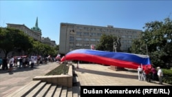 Desničari razvili rusku zastavu kod spomenika ruskom caru Nikolaju u blizini Predsedništva Srbije u znak protesta zbog posete ukrajinskog predsednika Volodimira Zelenskog, 8. avgust 2026.
