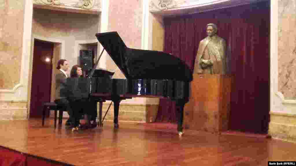 La expoziţia găzduită de Muzeul Național &bdquo;George Enescu&rdquo;