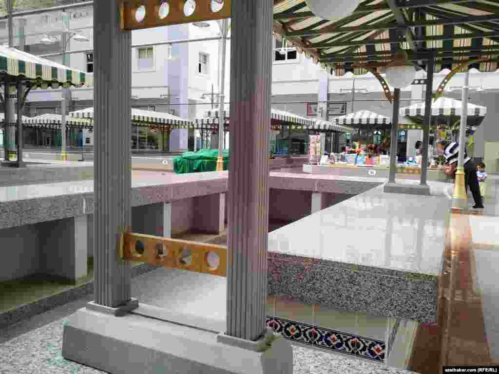 Aşgabadyň içi boş "Çandybil" söwda merkezi