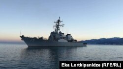Эсминец ВМС США Donald Cook в акватории Батуми