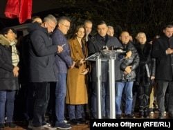 Liderii AUR ascultă pe telefon exit-poll-urile anunțate la televizor, la ora 21:00.