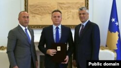 Presidenti i Kosovës, Hashim Thaçi (djathtas), ish-drejtori i AKI-së, Shpend Maxhuni dhe kryeministri në largim i Kosovës, Ramush Haradinaj.