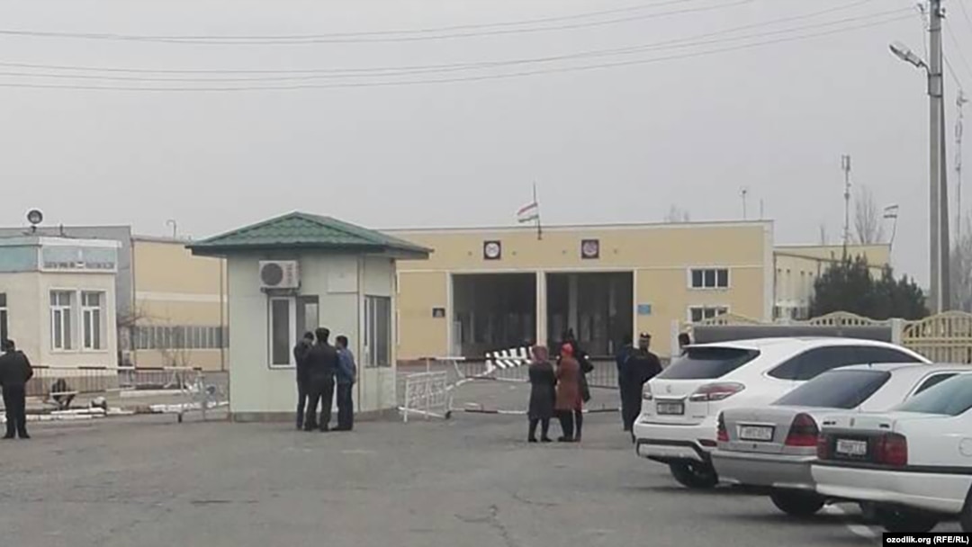 Ўзбекистон-Тожикистон чегарасидаги назорат ўтказиш пунктларидан бири.