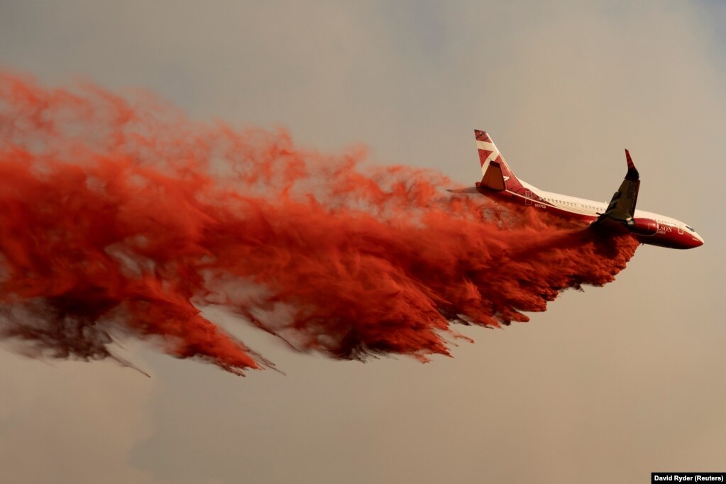 Një aeroplan duke hedh pluhur për fikjen e një zjarri, në lindje të shtetit të Uashingtonit, në Shtetet e Bashkuara të Amerikës. (14 korrik)