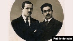Ceyhun Hacıbəyli (solda) qardaşı Soltan Hacıbəyli ilə birlikdə.
