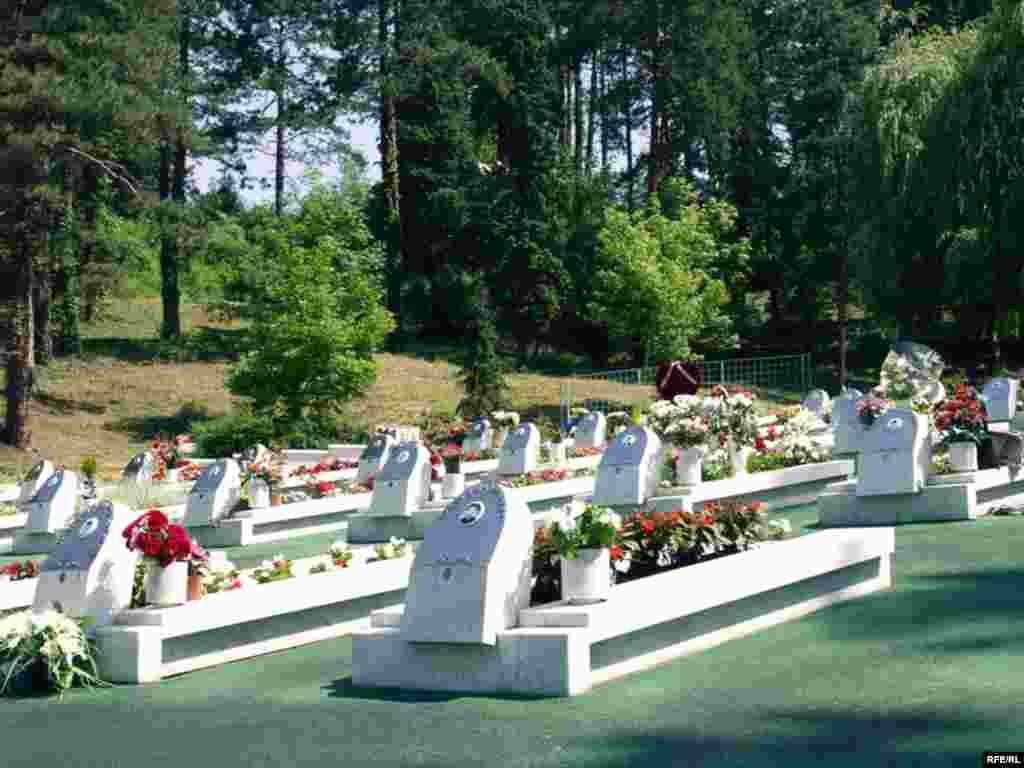 Bosna i Hercegovina - Godišnjica tuzlanskog masakra - 25.maja 1995. godine granate ispaljene sa srpskih položaja usmrtile su 71 osobu, čija prosječna starost nije prelazila 21 godinu. 