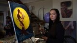 Ирина Фарион наносит последние штрихи в киевской художественной мастерской, уставленной мольбертами и холстами. На холсте изображены два сросшихся корнями дерева, освещенные гигантским солнцем.<br />
<br />
&laquo;Я чувствую, что на этой войне погибли и я, и мой муж, &mdash; говорит Фарион, рассказывая о деревьях, которые она изобразила.&nbsp;&mdash; Две души, как два сердца, одно тело&raquo;.<br />
<br />
Фарион &mdash; одна из&nbsp;тысяч украинок, потерявших мужей на войне, которую Россия развязала почти 17 месяцев назад&nbsp;