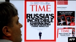 Архіўнае фота. Чалавек глядзіць на манітор кампутара, на якім адлюстраваная вэб-старонка з вокладкай часопіса Time з выявай Пуціна. Масква, 2012 год