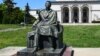 Bunuri care ar fi aparținut lui George Enescu sunt cotate azi la sute de mii de euro. În imagine, statuia lui George Enescu din fața Operei București. 