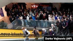 Gužva za vakcinaciju u tržnom centru "Ušče" u Beogradu