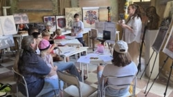 Учителька Наталія Омельчук спілкується з українцями у Празі