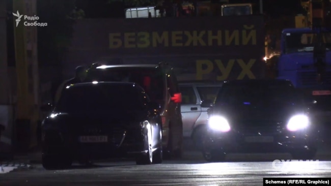 Через 15 хвилин на заправку повертає Mercedes Maybach і паркується біля Audi