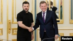 Președintele Ucrainei, Volodimir Zelenski, și ministrul german de externe, Johann Wadephul, își strâng mâinile înaintea întâlnirii lor de la Kiev, iunie 2025.