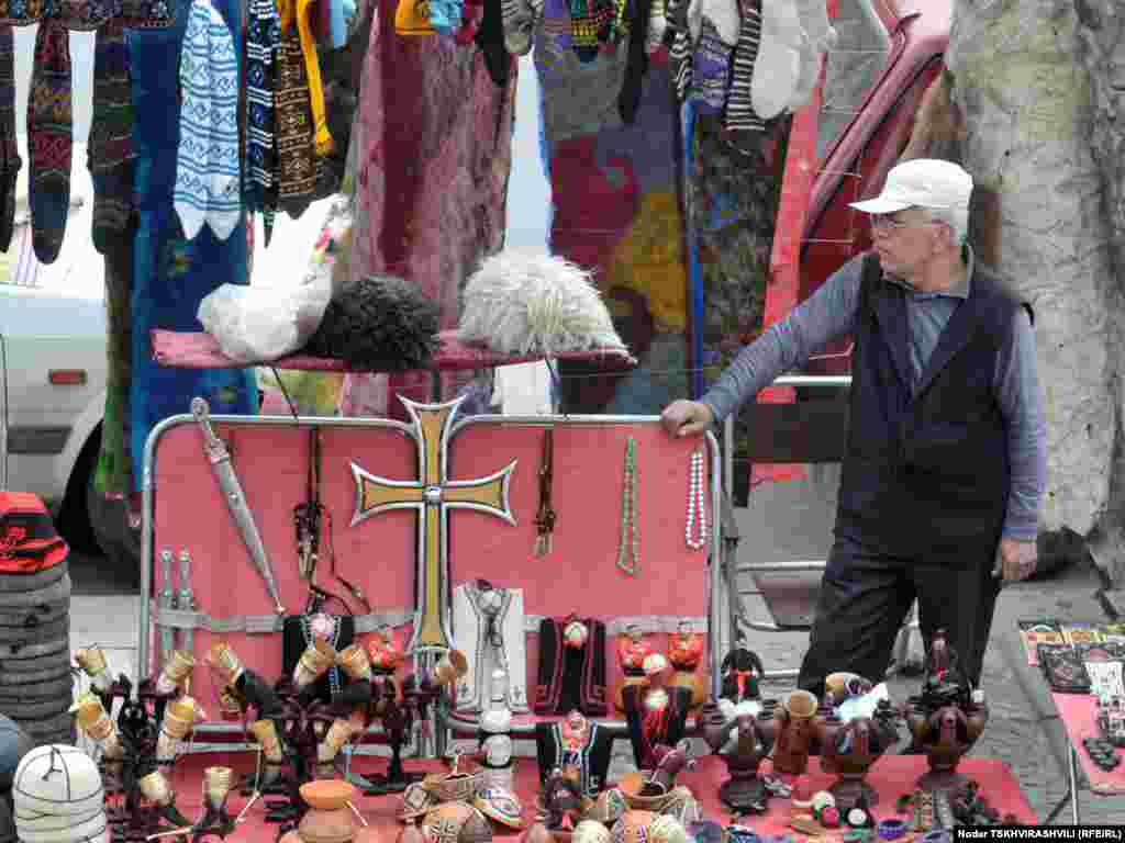 ხელნაკეთი ნივთები - ყოველდღიურად მშრალი ხიდის მიმდებარე ტერიტორიაზე განთავსებულ ძველმანების ბაზრობასა და მხატვრების გამოფენას უამრავი ადამიანი სტუმრობს.
