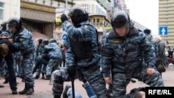 Шу пайтгача ашаддий миллатчилар намойишлари Россия милицияси томонидан бостирилган бўлса¸ энди миллатчилар ментларга қарши ҳужумга ўтмоқда.