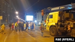 Aktivisti sprečavaju ulazak teške mehanizacije na Stari savski most u Beogradu tokom noći između 1. i 2. novembra. 