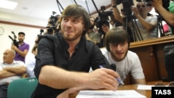 Dzhabrail Makhmudov (left) and his brother Ibragin Makhmudov charged in the murder of journalist Anna Politkovskaya (file photo)