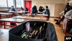 Această fotografie arată o valiză ce conține telefoanele mobile ale elevilor, lăsate deoparte în timpul orelor, la liceul profesional Jean Mermoz din Montsoult. 