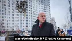 Джон Гілі біля пошкодженого російським ударом будинку, 9 січня 2026 року 