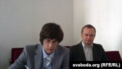 Андрэй Скурко і адвакат Сяргей Зікрацкі ў часе судовага пасяджэньня