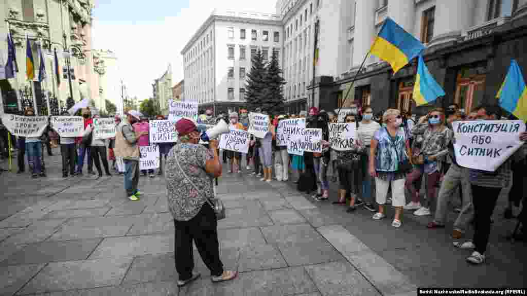 Учасники контракції тримали однакові плакати з написами: &laquo;Ситник ганьба президента&raquo;, &laquo;Ситник це корупція&raquo; та інші