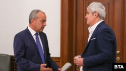 Служебният социален министър Гълъб Донев и президентът на КНСБ Пламен Димитров