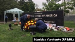 Покладання квітів біля посольства США в Києві, 29 серпня 2018 року