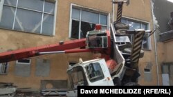 ამწე მანქანის ბოლო შენობას დაეცა და ფანჯრის მინები ჩაამსხვრია