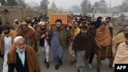 Люди несуть труну із тілом жертви нападу на університет у Чарсадді, Пакистан, 21 січня 2016 року