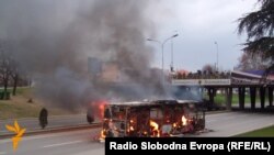 Приведени демонстранти, демолирани автомобили и запален автобус е исходот од демонстрациите во Скопје