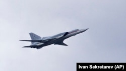 Bombardues rus Tu-22M3, që ka aftësi bërthamore. Fotografi nga arikvi. 